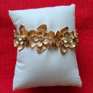Gold tone flower stretch bracelet